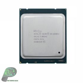 انواع CPU سرور سی پی یو های خانواده زئون (Xeon) معمولاً برای استفاده در سرورها طراحی شده اند. بدلیل کثرت تعداد هسته و قدرت پردازش بالا، این پردازنده ها قادرند تعداد زیادی فرمان پردازشی که توسط کاربران متصل به سرور ارسال می شود را پشتیبانی کنند. به همین دلیل سی پی یو زئون برای بازی (Game) نیز انتخابی مناسب به نظر می رسد. چرا که بازی ها امروزه، به پردازنده های بسیار سنگینی نیاز دارند. پردازنده های Xeon برای اولین بار در سال 2000 بصورت Embedded (جاسازی شده) استفاده شد. در سال 2005 بصورت تجاری روی سرورها استفاده گردید و تا هم اکنون در نسل ها و مدل های مختلف توسط برند قدرتمند Intel توسعه و عرضه می شود. در سرورهای HPE ، پردازنده ها بر اساس نسل آنها، به چند دسته تقسیم می شوند. بطور مثال: سرورهای نسل 7 از سری پردازنده های Intel Xeon X, L , E ، نسل 8 از سری پردازنده های Intel Xeon E5-2600 V1 , V2 ، نسل 9 از سری پردازنده های Intel Xeon E5-2600 V3 , V4 و نسل 10 نیز از پردازنده های جدید Intel Xeon Platinum, Gold , Silver , Bronze استفاده می کنند. شرکت HPE طوری سرورهای خود را طراحی کرده که سوکت پردازنده ها آنها فقط برخی پردازنده ها را پشتیبانی کرده و با پردازنده های نسل های قبل و بعد خود سازگار نیستند. چرا پردازنده مخصوص سرور با کامپیوترهای عادی، متفاوت هستند؟ پردازنده سرور Intel Xeon Processor E5-2690